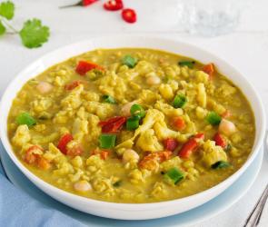 Ein Teller mit Blumenkohlcurry mit Kichererbsen aus dem Cookit.