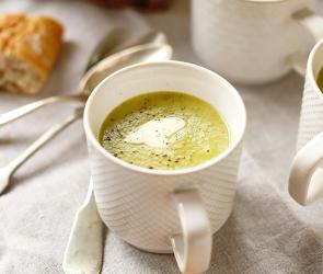 Brokkoli-Kartoffel-Cremesuppe in zwei Suppenschalen.