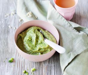 Brokkoli-Reis-Brei in einer Schüssel.