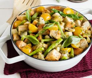 Brotsalat mit grünen Bohnen in Schale 
