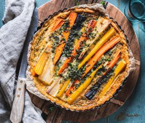 Wurzelquiche in Form auf Holzbrett