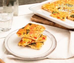 Carprese Frittata auf Teller und auf Servierplatte, Messer und Gabel, Wasserglas