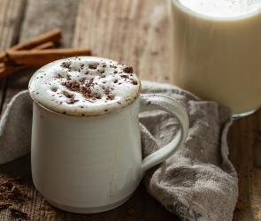 Torte auf Tortenplatte mit Vase und Kuchenstück auf Teller