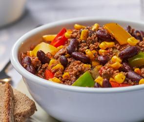Chili con Carne, 4 Portionen in einer Schale angerichtet.