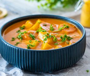 Curry mit Kartoffeln, Karotten und Kokosnuss in einer Schüssel.
