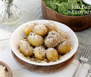 Dampfkartoffeln (Cacio e Pepe) mit Spinatsalat in zwei Schalen.