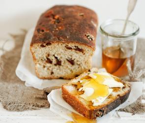 Dattel-Honigbrot angeschnitten, eine Scheibe mit Honig bestrichen.