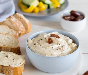 Schälchen mit Datteldip aus dem Cookit.
