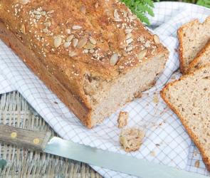 Dinkel-Körner-Brot aus dem Cookit im Garten.