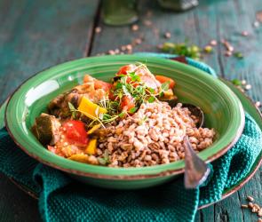 Dinkel mit Tomatensauce und Gemüse auf einem Teller