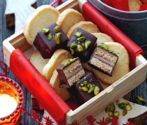 Dominosteine in kleiner Keksdose mit anderen Kekse verteilt.