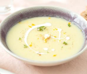 Endiviencremesuppe in einer tiefen Schale.