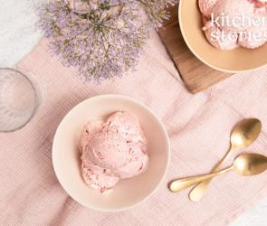 Erdbeereis in einer Schale.