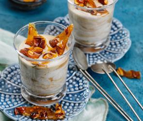 Espressocreme mit karamellisierten Mandeln in mehreren Gläsern.