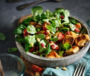 Feldsalat mit Hähnchenstreifen und Parmesandressing