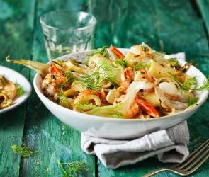 Tiefer Teller mit Pasta und Gemüse.