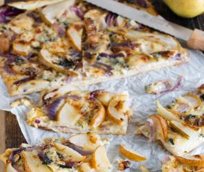 Flammkuchen mit Birne und Blauschimmelkäse