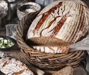 Rustikales, herzhaftes Landbrot aus Roggen und Weizen - perfekt zur Brotzeit.