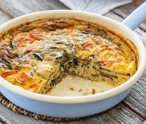 Frittata aus dem Sommergarten in einer Pfanne.