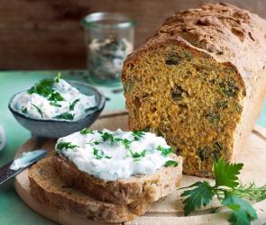 Frühlingsbrot mit frischem Kräuterquark
