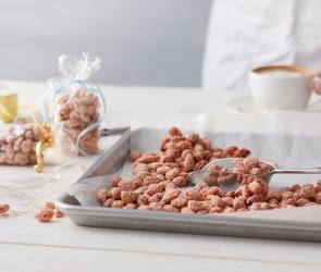 Gebrannte Mandeln auf einem Backblech.