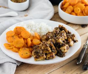 Gebratene Putenbrust in Honig-Senf-Sauce mit Reis angerichtet auf einem Teller.