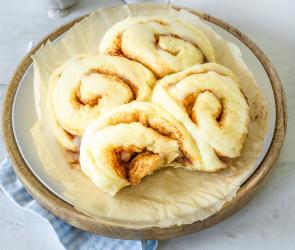 Gedämpfte Zimtschnecken auf einem Teller.