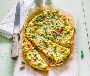 Gemüse-Omelett auf einem Holzbrett