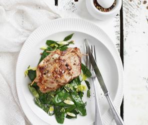 Gefüllte Kalbsrückensteaks mit Ziegengouda auf einem Bett aus Zuckerschoten.