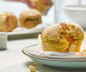 Gemüse-Pesto-Muffins werden auf einen Teller gelegt.