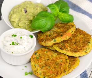 Gemüsetaler mit zweierlei Dips auf einem Teller verteilt