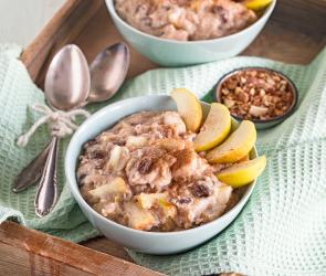 Zwei glutenfreie Cozy-Winter-Bowl auf einem Tablett.