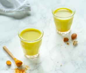 Zwei Schnapsgläser mit goldener Milch aus dem Cookit.