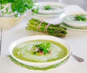 Grüne Spargelsuppe mit Radieschen