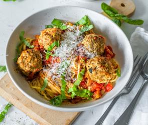 Hackbällchen-Pasta in einem Teller angerichtet.