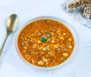 Harira Marokkanische Suppe in einer Schüsselmit Petersilie angerichtet.