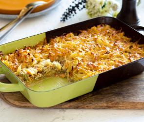 Hash-Brown-Auflauf mit Rindfleisch in einer Auflaufform.