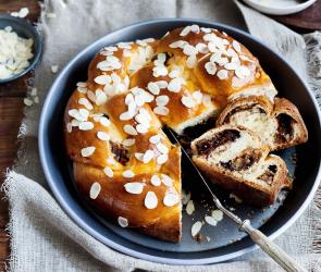 Hefekranz mit Schokolade und Amaretto