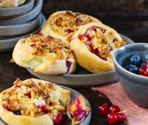 Hefeschnecken mit Beeren und Marzipanstreuseln