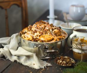 Hefeschnecken in einer Springform, mit Spekulatiuscreme, gebrannten Nüssen und Puderzuckerglasur.