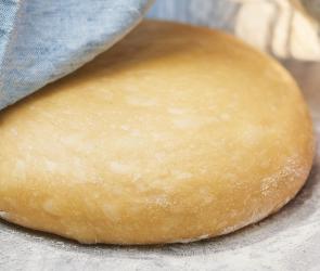 Hefeteig süß wird mit einem Tuch abgedeckt.