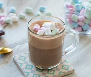 Heiße Schokolade im Glas mit bunten Marshmallows