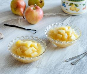 Apfel-Birnen-Kompott in zwei Schälchen.