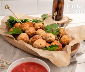 Viele Hühnerfleischbällchen in einer Schale serviert.