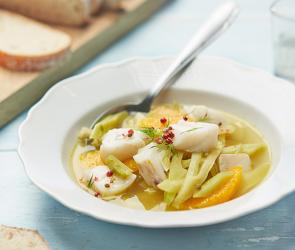 Kabeljau gedämpft mit Oliventapenade und Fenchelsalat auf einem Teller.