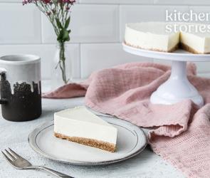 Käsekuchen auf Teller und Etagere