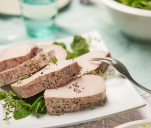 Kalbsfilet im Kräuterdampf gegart aufgeschnitten auf einem Teller.