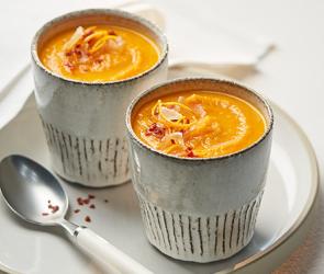 Suppe in Tasse mit Ingwer- und Chilihaube