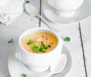 Kartoffelsuppe mit Wienerin zwei Schüsseln