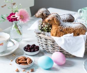 Zwei kernig-fruchtige Osterlämmchen im Korb.